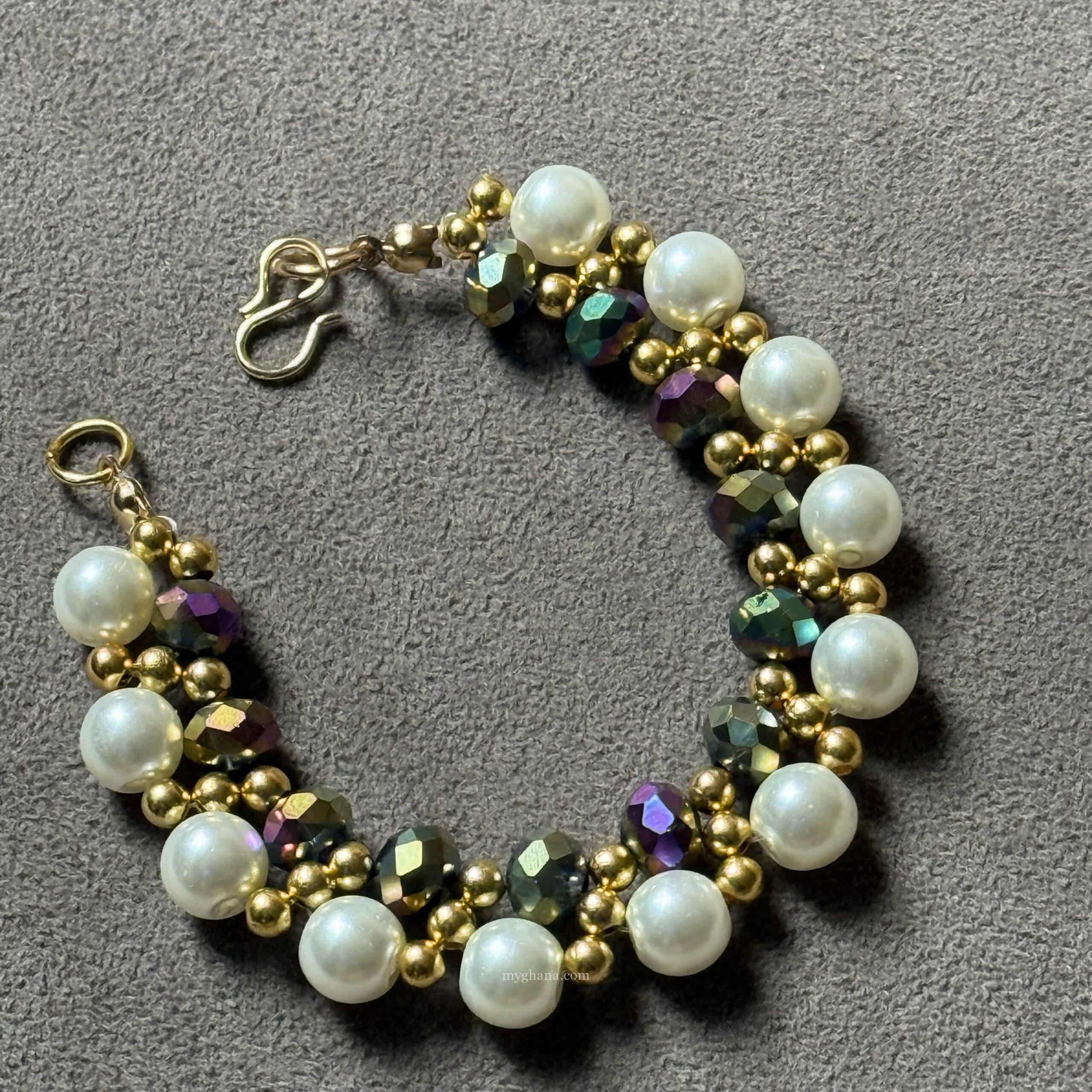 Handmade Emerald green crystal and pearl beaded bracelet