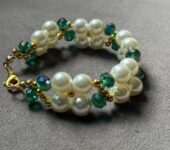 Handmade Pearl and emerald green bracelet