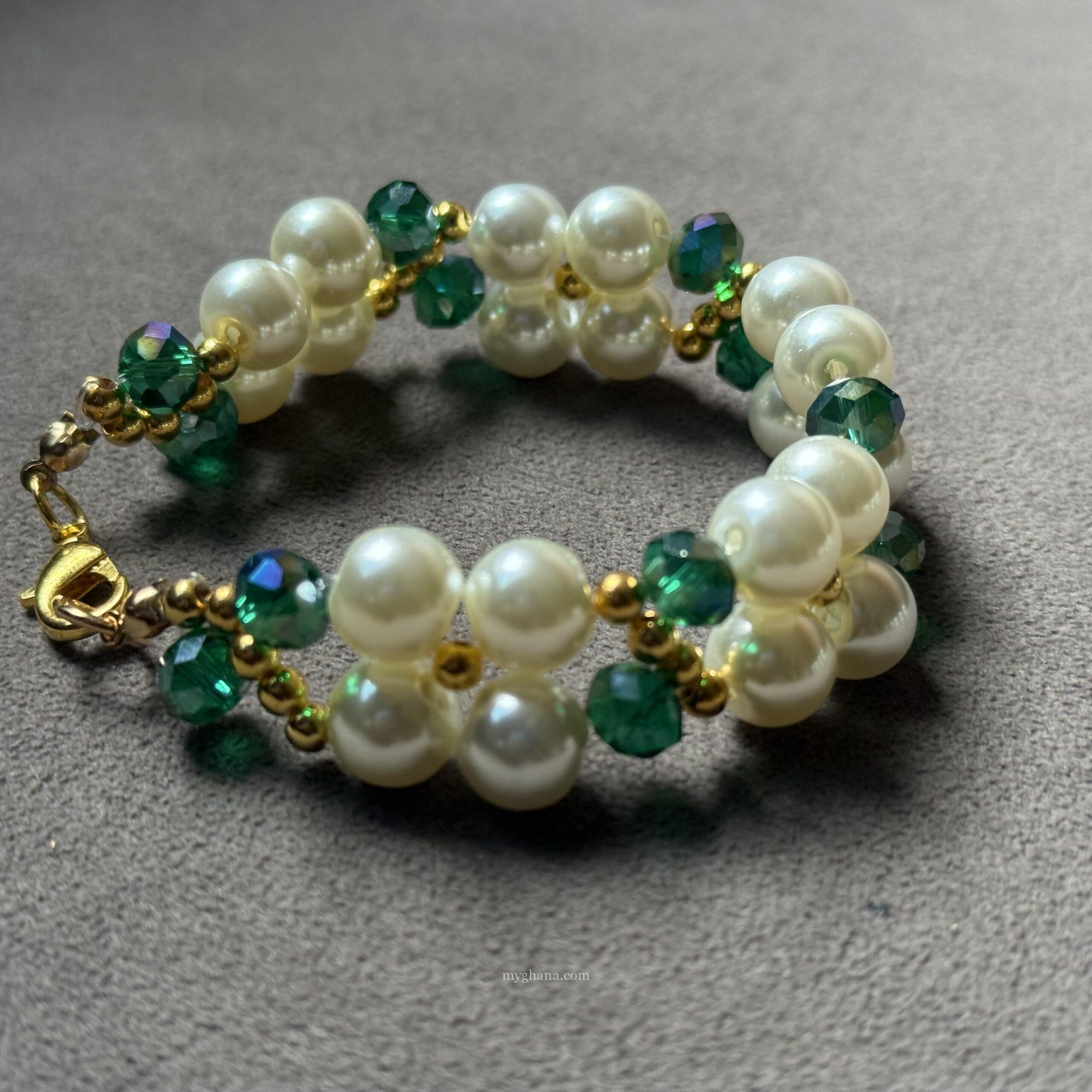 Handmade Pearl and emerald green bracelet