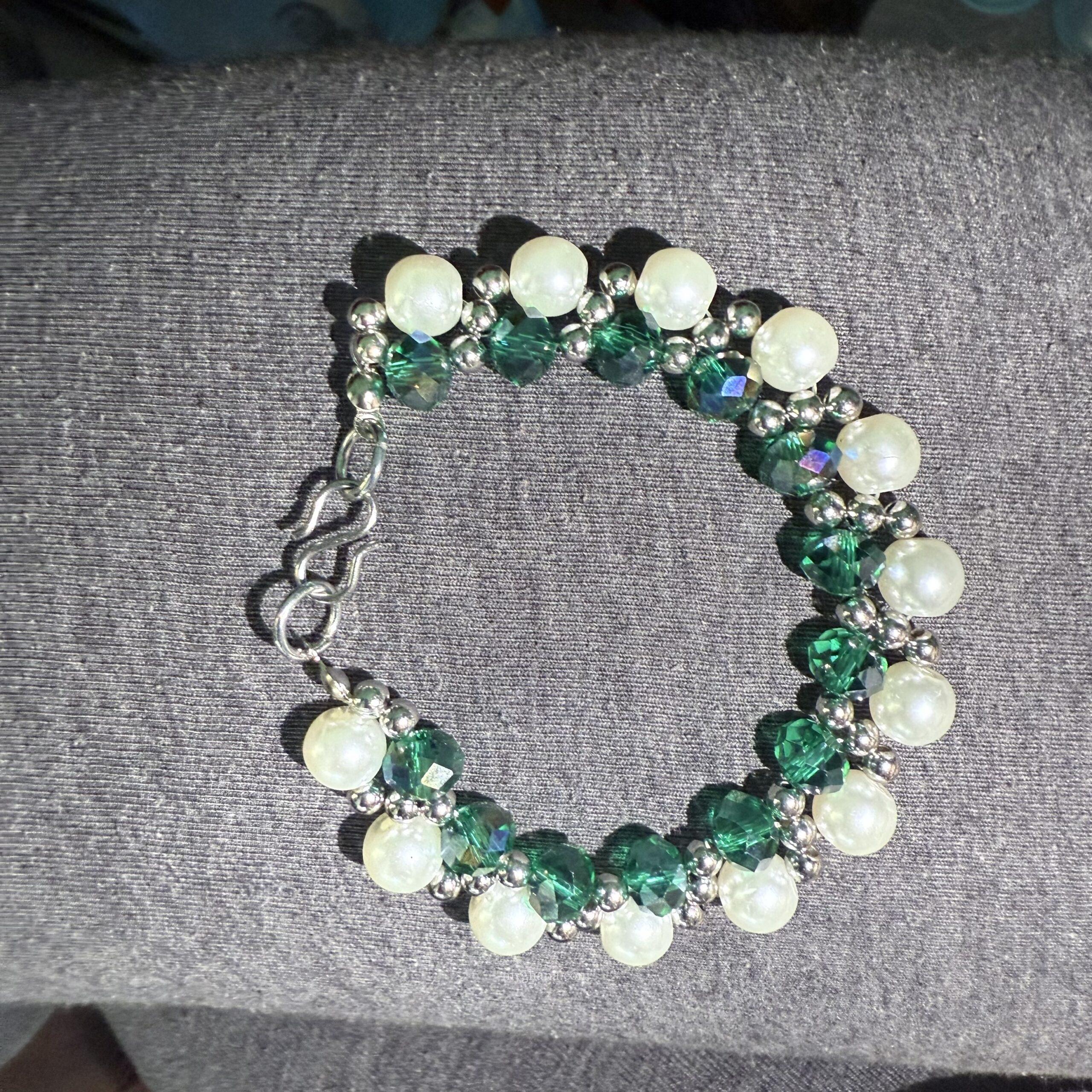Handmade Emerald green crystal and pearl beaded bracelet