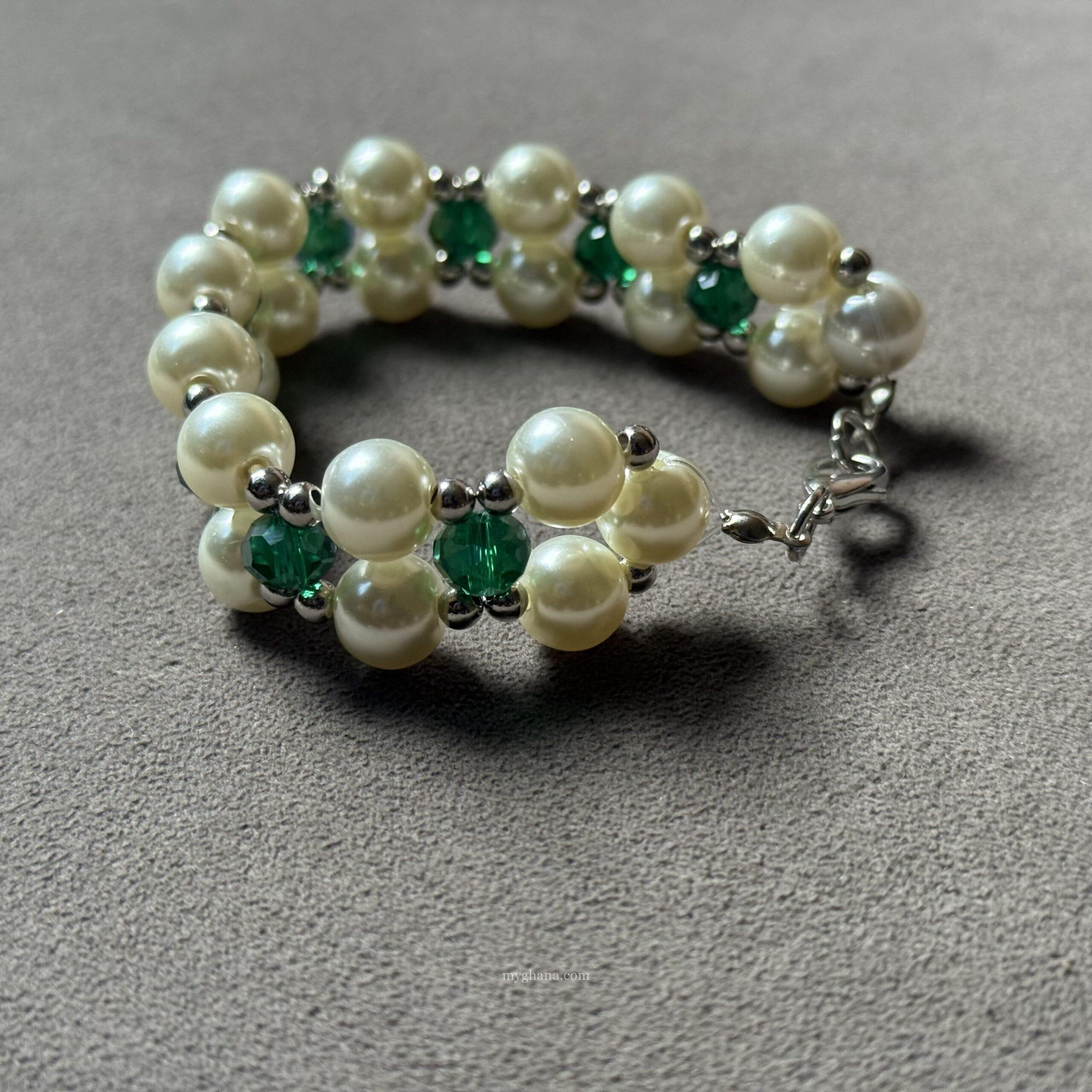 Emerald green and pearl bracelet