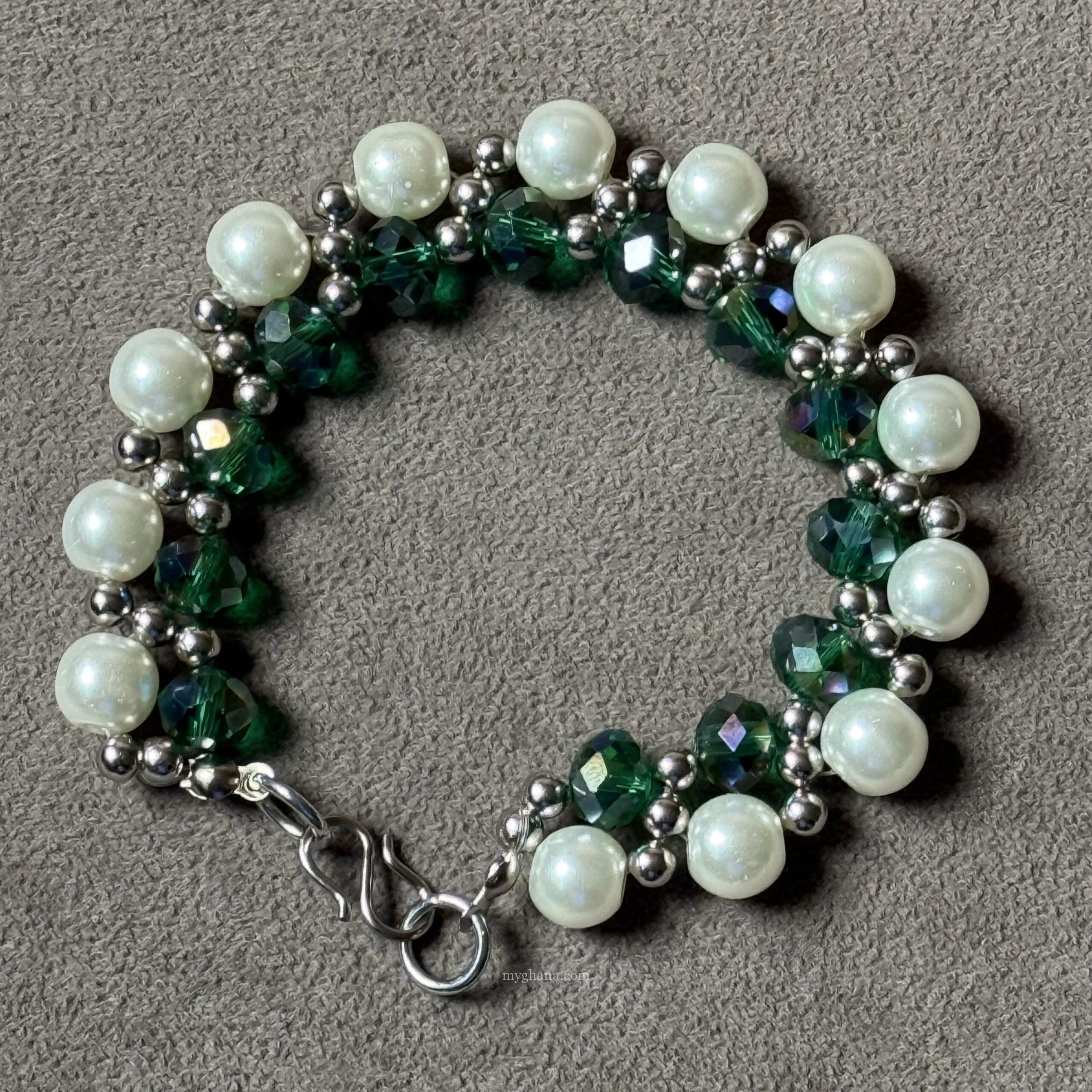 Handmade Emerald green crystal and pearl beaded bracelet
