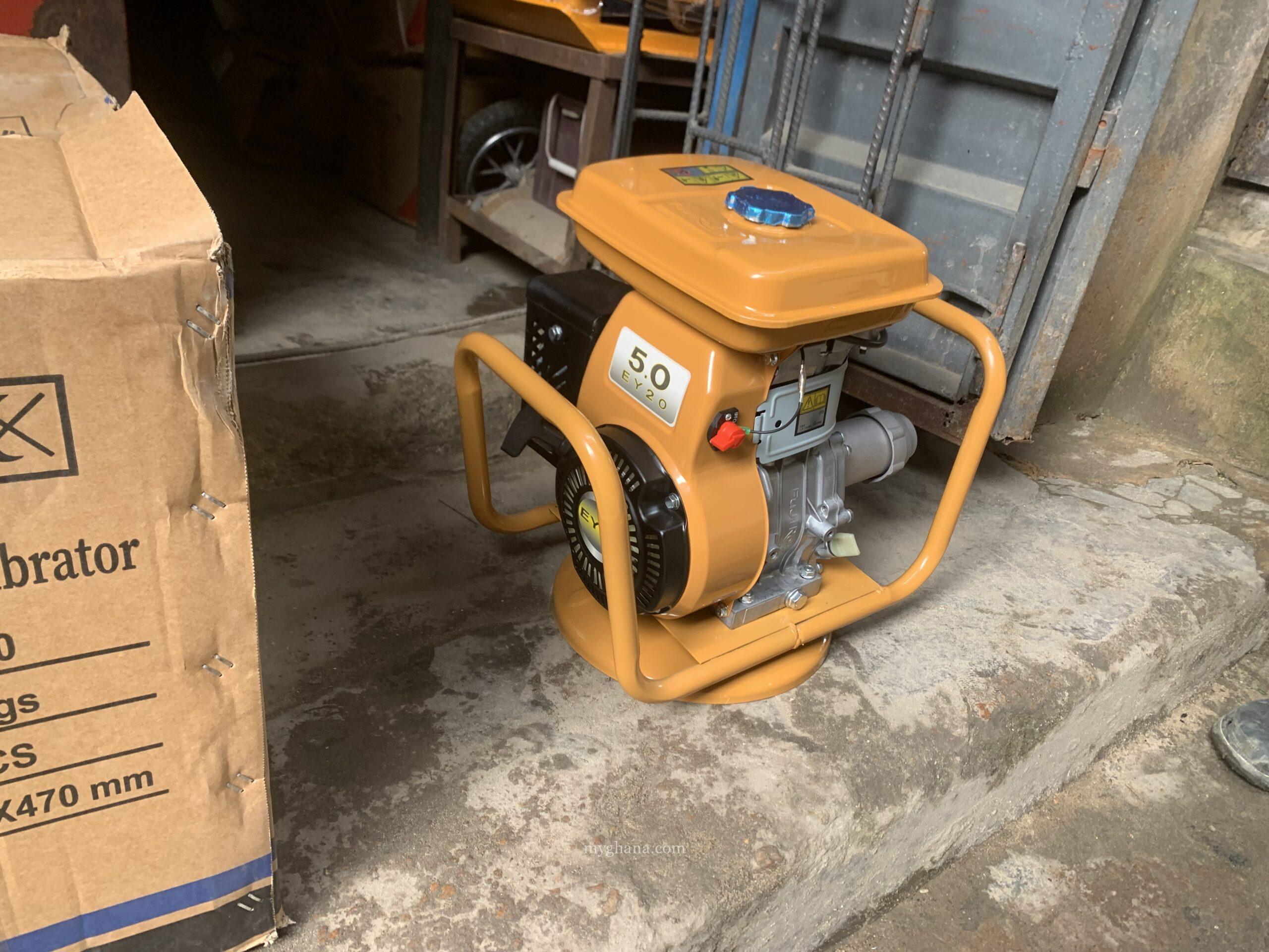 Powerful poker concrete vibrator machine with host