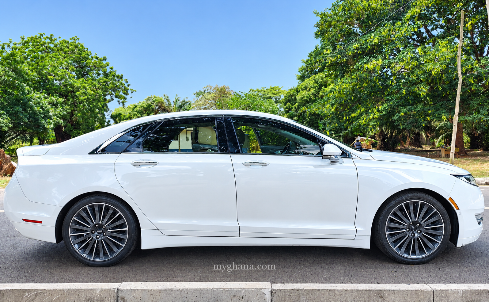 2016 Lincoln MKZ full option with panoramic sunroof